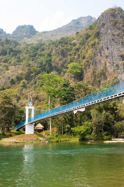 Une belle vue sur le pont bleu situé à Vang Vieng Laos