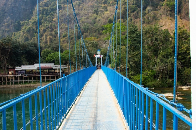 Une belle vue sur le pont bleu situé à Vang Vieng Laos