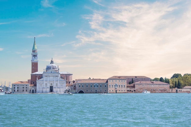 Belle vue sur le pont du Rialto et le Grand Canal, Venise, Italie