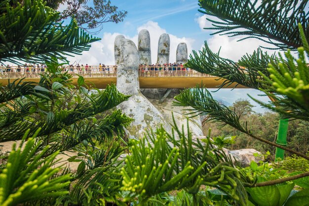 Une belle vue sur le pont Golder situé dans le parc Sunworld Ba Na Hills Da Nang Vietnam