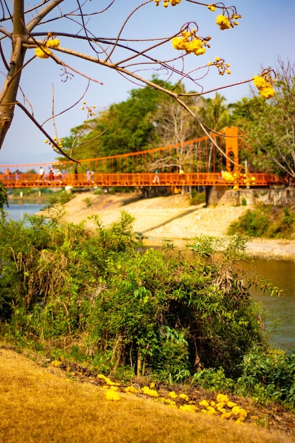 Une belle vue sur le pont orange situé à Vang Vieng Laos