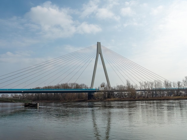 Belle vue sur le pont sur le Rhin près de Neuwied, Allemagne