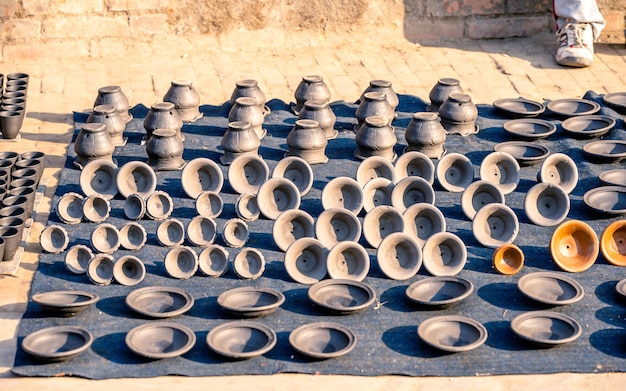 Belle vue sur la poterie en argile faite à la main à Katmandou au Népal