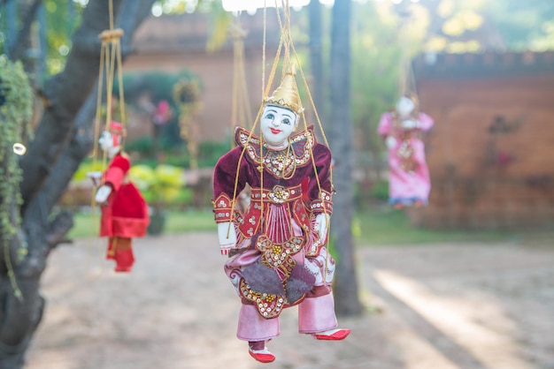Une belle vue sur la poupée marionnette traditionnelle du Myanmar