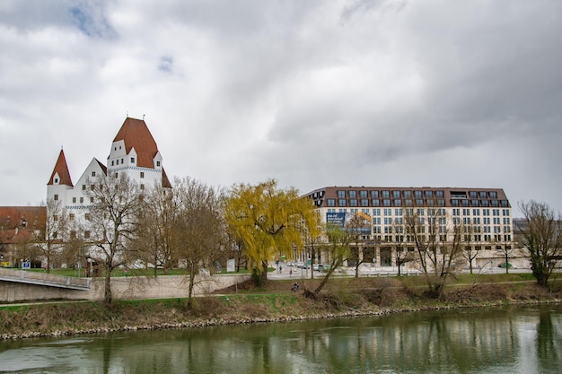 belle vue sur le printemps dans le parc ingolstadt danube