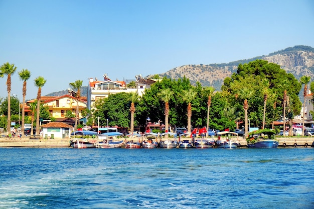 Belle vue sur le quai de la rivière avec des bateaux aux beaux jours d'été