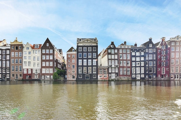 Belle vue sur un quartier résidentiel au bord de la rivière