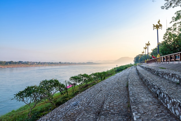 Belle vue sur Riverside le Mékong au lever du soleil le matin à Chiang Khan dans la province de Loei, Thaïlande