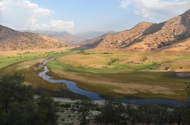 Photo belle vue sur la rivière dans la steppe et les montagnes