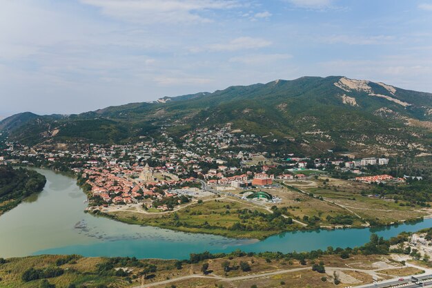 Belle vue sur la rivière de montagne en été