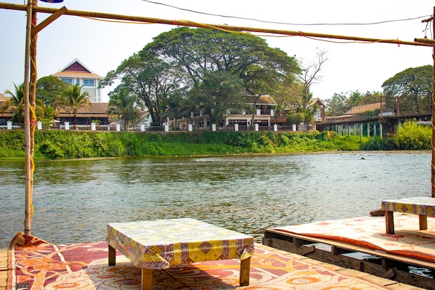 Une belle vue sur la rivière Nansong située à Vang Vieng Laos