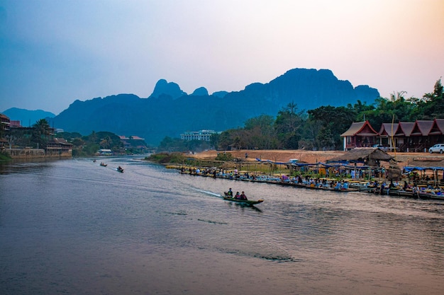 Une belle vue sur la rivière Nansong située à Vang Vieng Laos