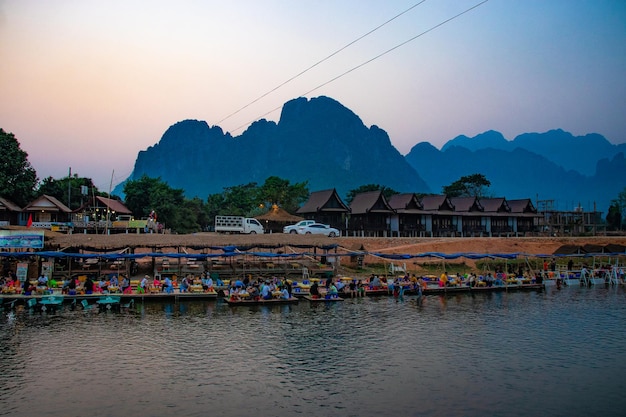 Une belle vue sur la rivière Nansong située à Vang Vieng Laos