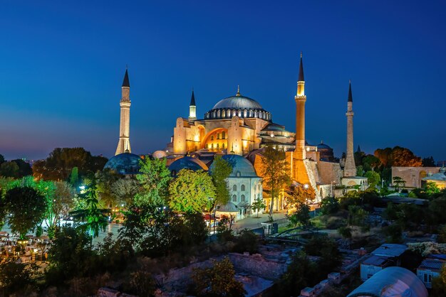 Photo belle vue sur sainte-sophie à istanbul turquie depuis la vue de dessus au coucher du soleil