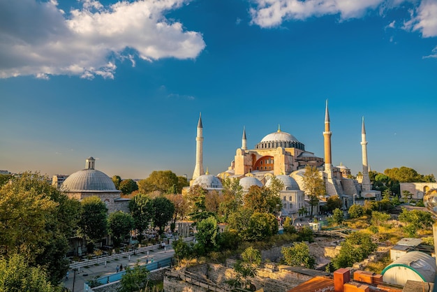 Photo belle vue sur sainte-sophie à istanbul turquie depuis la vue de dessus au coucher du soleil