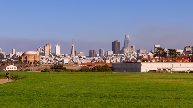 Belle vue sur San Francisco au soleil léger