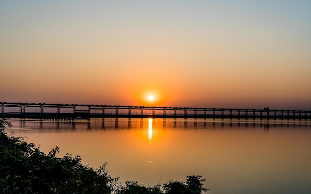 Belle vue sombre du coucher de soleil sur la rivière Koshi au Népal.