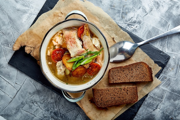 Belle vue sur la soupe de poisson dans une assiette blanche