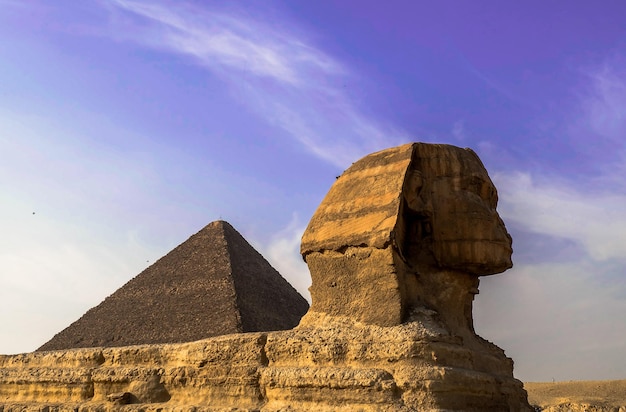 La belle vue sur le Sphinx et la Grande Pyramide de Gizeh Egypte