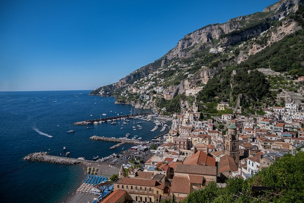 Belle vue sur la station balnéaire italienne de la côte amalfitaine sur les rives de la mer Tyrrhénienne petites maisons colorées soignées