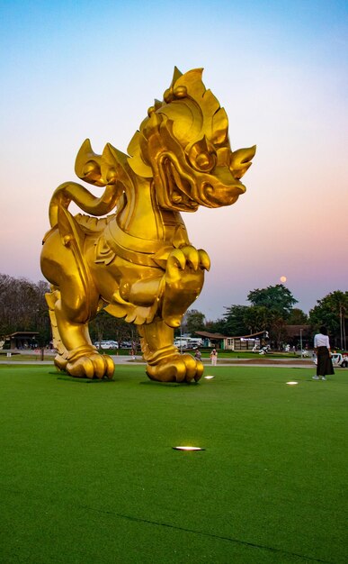 Une belle vue sur la statue dorée de Singha dans le parc Singha Chiang Rai Thaïlande