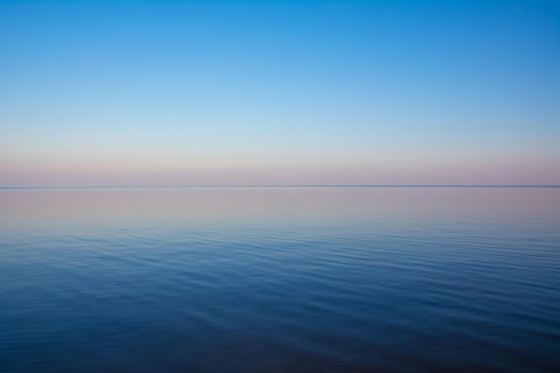 Belle vue sur la surface de l'eau du réservoir