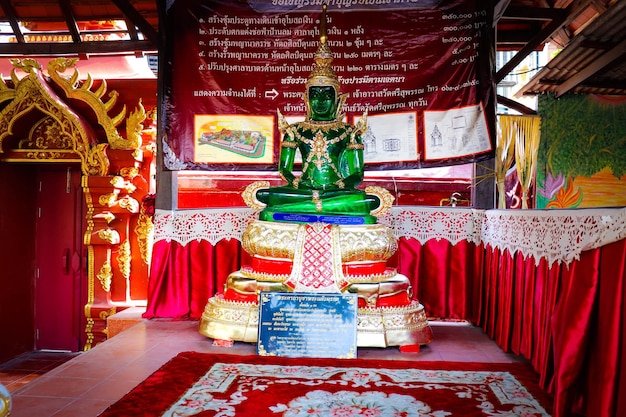 Une belle vue sur le temple d'argent situé à Chiang Mai en Thaïlande