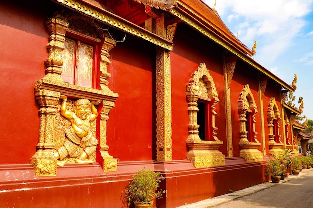 Une belle vue sur le temple d'argent situé à Chiang Mai en Thaïlande