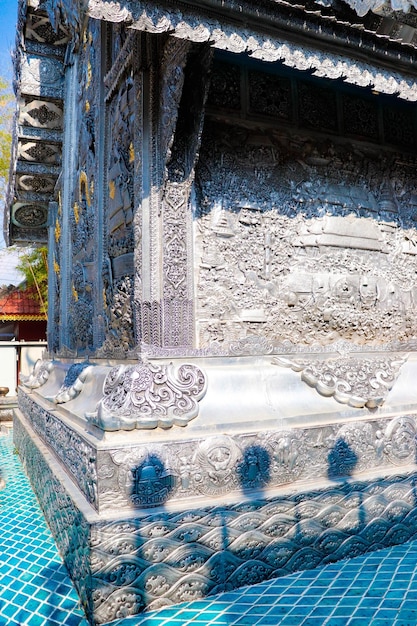 Une belle vue sur le temple d'argent situé à Chiang Mai en Thaïlande