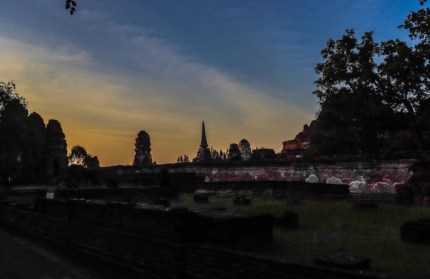 Une belle vue sur le temple bouddhiste d'Ayutthaya en Thaïlande