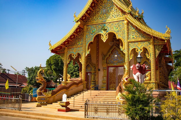 Une belle vue sur le temple bouddhiste situé à Chiang Rai en Thaïlande