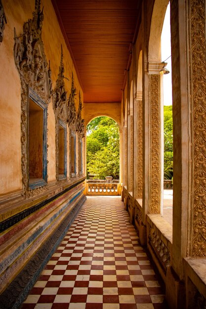 Une belle vue sur le temple bouddhiste situé à Siem Reap au Cambodge