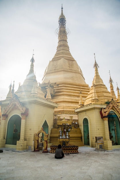 Une belle vue sur le temple bouddhiste situé à Yangon Myanmar