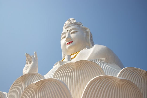 Une belle vue sur le temple bouddhiste Wat Huai Pla Kang situé à Chiang Rai en Thaïlande