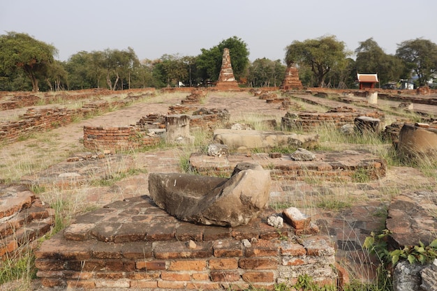 Une belle vue sur le temple bouddhiste Wat Lokaya Sutharam situé à Ayutthaya en Thaïlande