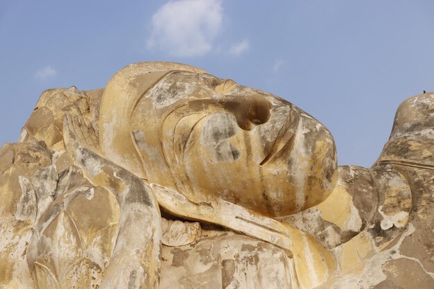 Une belle vue sur le temple bouddhiste Wat Lokaya Sutharam situé à Ayutthaya en Thaïlande