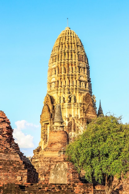 Une belle vue sur le temple bouddhiste Wat Ratchaburana situé à Ayutthaya en Thaïlande