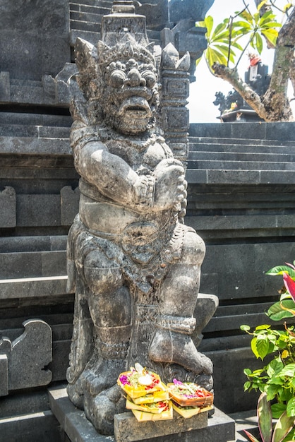 Une belle vue sur le temple hindou situé à Bali en Indonésie