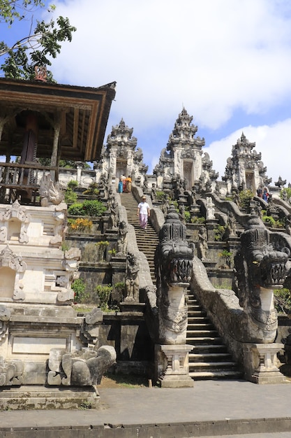 Photo une belle vue sur le temple de lempuyang situé à bali indonésie