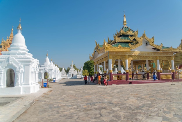 Une belle vue sur le temple de la pagode Kuthodaw situé à Mandalay Myanmar