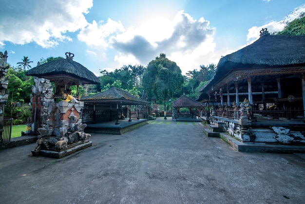 Une belle vue sur le temple Pura Tirta Empul situé à Bali Indonésie