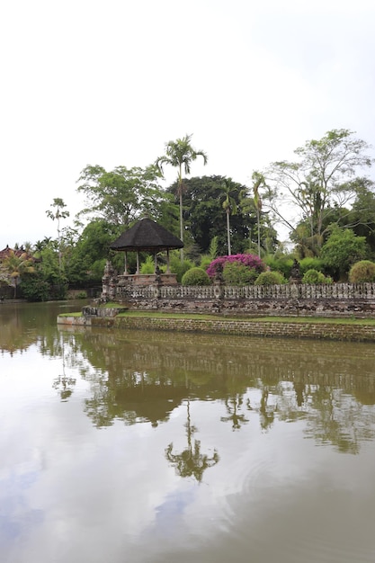 Une belle vue sur le temple Taman Ayun situé à Bali Indonésie