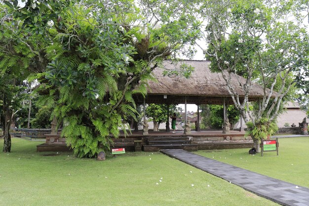 Une belle vue sur le temple Taman Ayun situé à Bali Indonésie