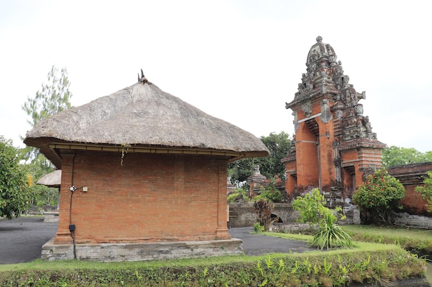 Une belle vue sur le temple Taman Ayun situé à Bali Indonésie