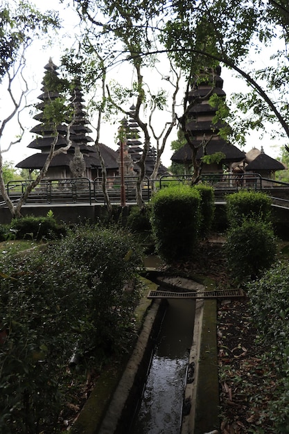 Une belle vue sur le temple Taman Ayun situé à Bali Indonésie