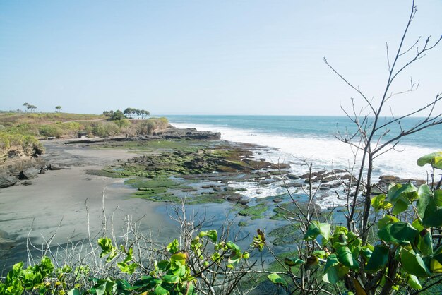 Une belle vue sur le temple de Tanah Lot situé à Bali Indonésie