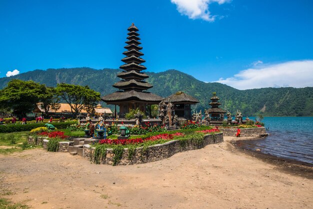 Une belle vue sur le temple d'Ulun Danu Batur situé à Bali en Indonésie