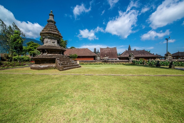 Une belle vue sur le temple d'Ulun Danu Batur situé à Bali en Indonésie