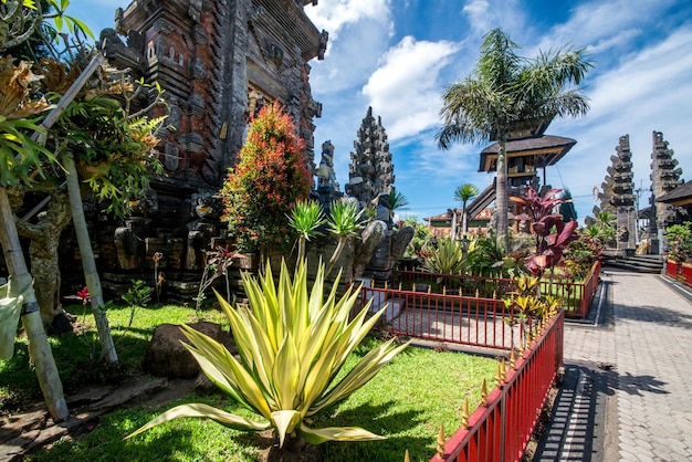 Une belle vue sur le temple d'Ulun Danu Beratan situé à Bali en Indonésie