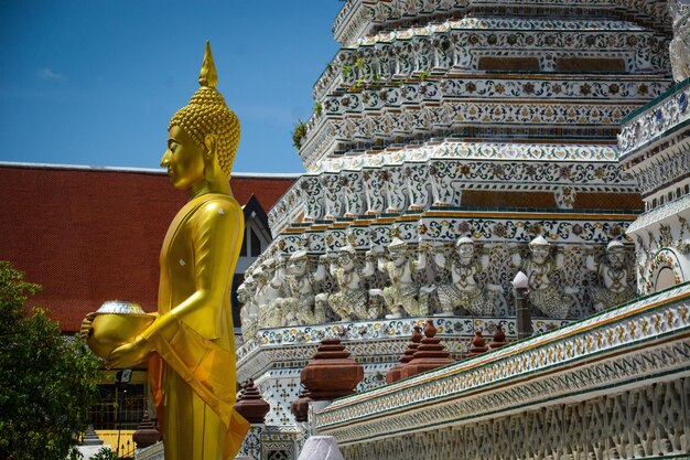 Une belle vue sur le temple Wat Arun situé à Bangkok en Thaïlande